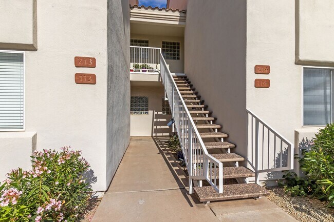 Building Photo - Adorable 2 bedroom unit in Paradise Valley!!