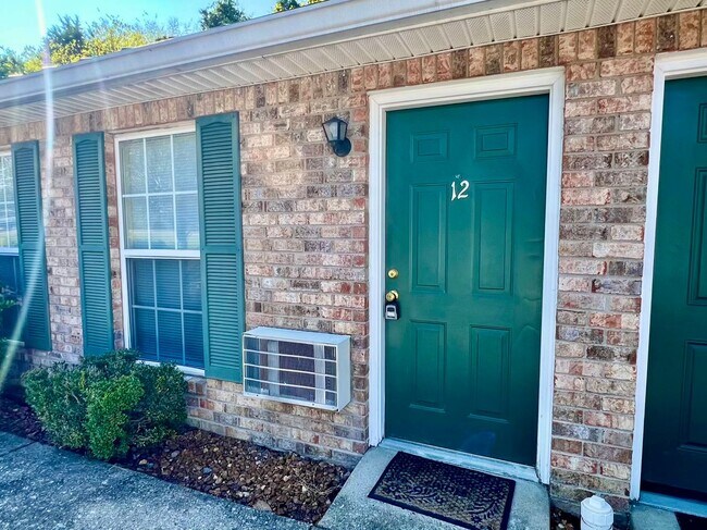 Building Photo - 1BR 1BA Ground Level Apt. **Free Water** -...