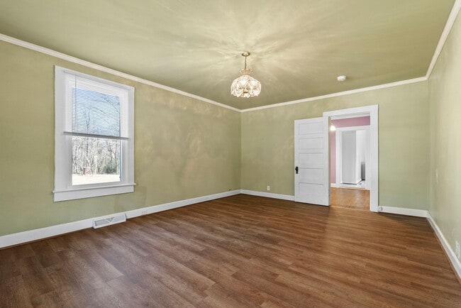 Building Photo - 3-Bedroom Home Convenient to Farmville and Hampden Sydney!