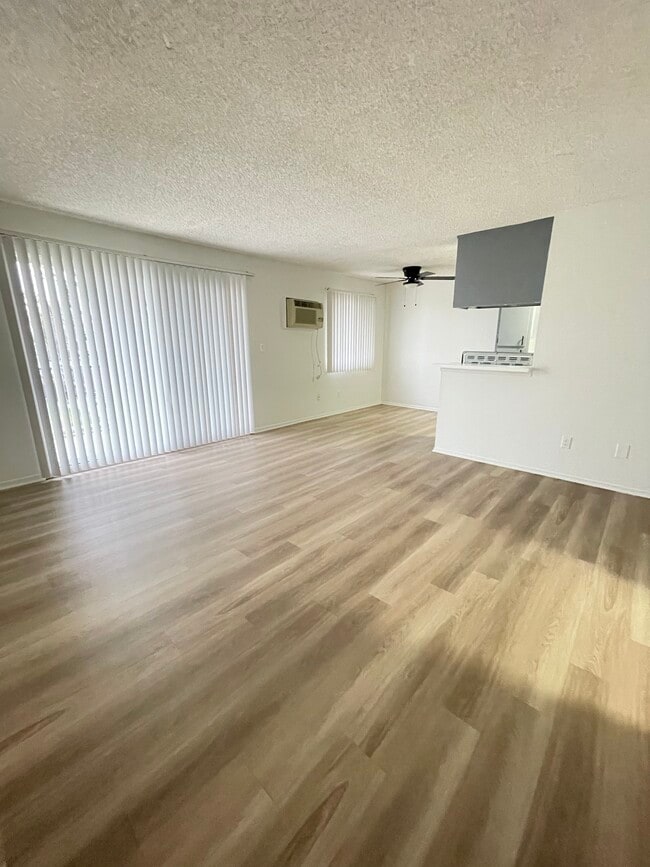 Building Photo - 140 - The Rowland Apartments