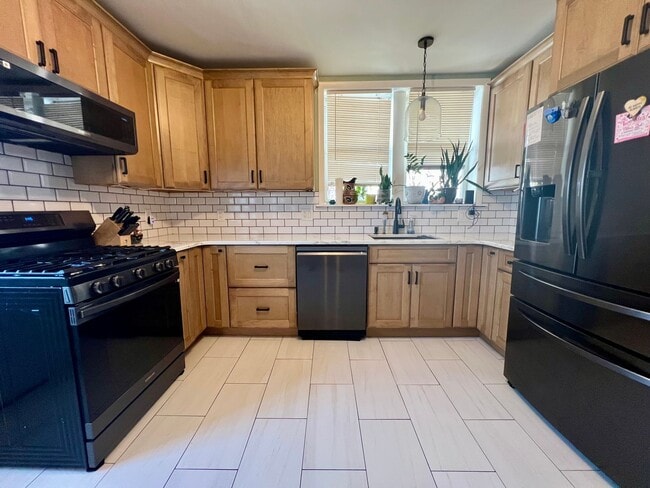 Gorgeous 3-Bedroom Townhome in East Falls! Available June 1st! - Gorgeous 3-Bedroom Townhome in East Falls! Available June 1st!