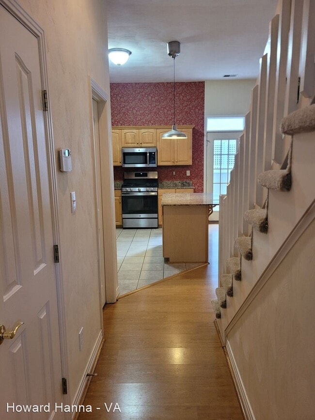 Building Photo - 4 br, 2.5 bath House - 2204 Leeway Court #45