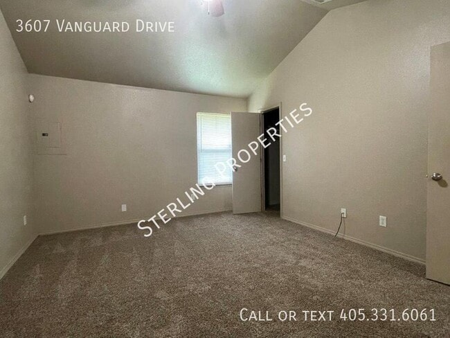 Building Photo - 3607 Vanguard Dr