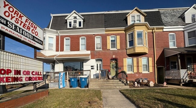 Building Photo - 1369 W Market St