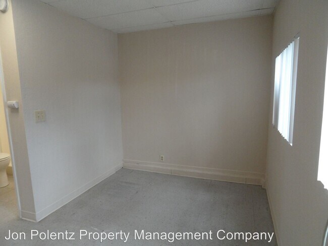 Building Photo - 900-902 S Flower St