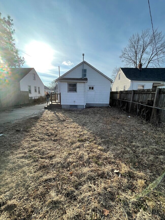 Foto del edificio - 23352 Hoover Ave