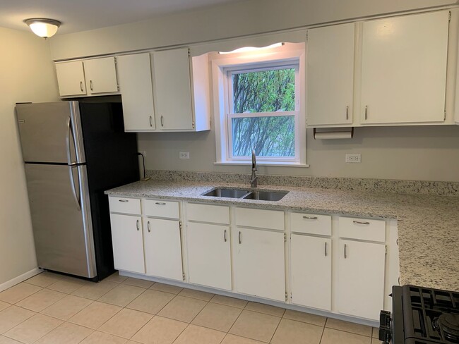 Building Photo - 4022 N Avers Ave
