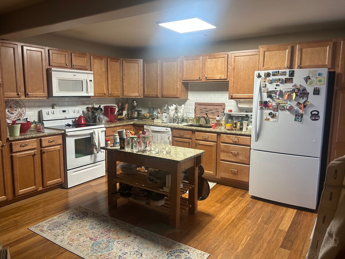 Kitchen - 8111 Chestnut Crest Dr