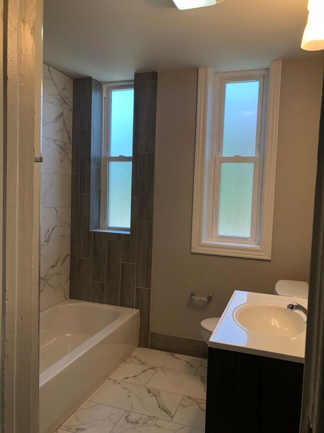 Building Photo - 827 W 33rd Pl