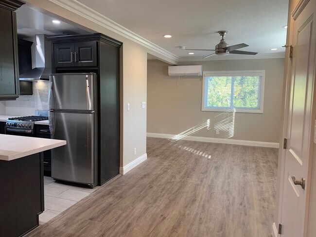 Foto del edificio - Fully Updated Spacious Studio Above Garages in Pasadena!