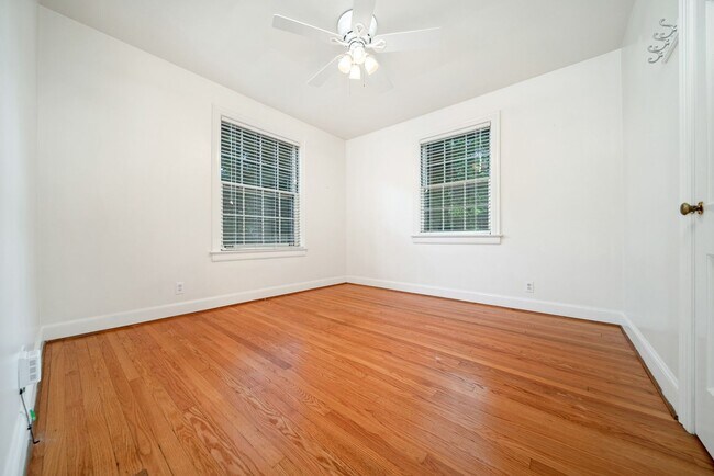 Building Photo - Charming 4BE/2BA home in the fantastic est...