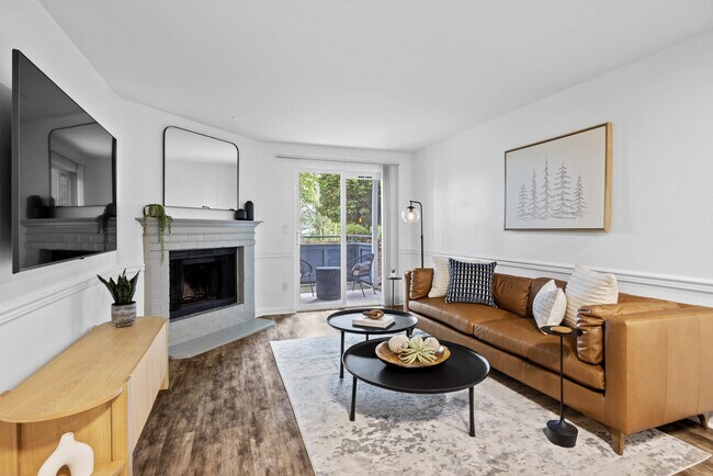 Amplia sala de estar en el apartamento 2000 Lake Washington en Renton, WA 98056 - 2000 Lake Washington Apartments