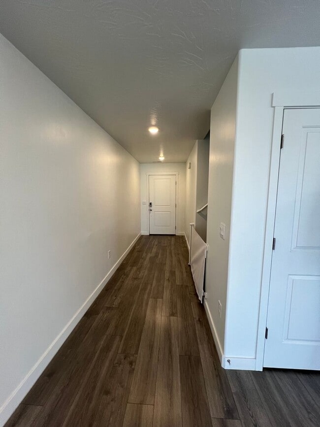 Building Photo - Beautiful Modern Townhome