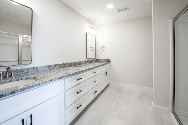 Foto del edificio - Apartments Now Available @ The Rink!