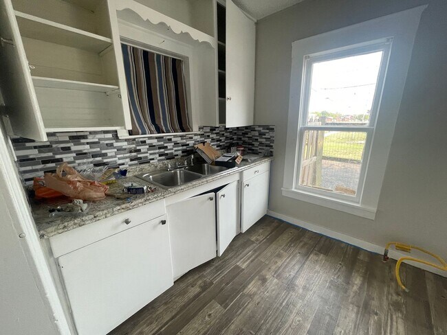 Building Photo - Beautiful Tulsa Home