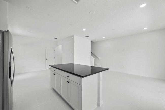 Foto del edificio - 4520 Longwood Lk Sq