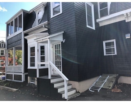 Building Photo - 93 Floral St