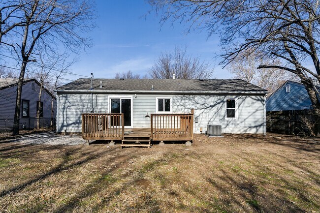 Foto del edificio - 3 Bed, 1 Bath Home with Deck & Fenced Backyard