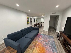 Building Photo - 355 N Post Oak Ln