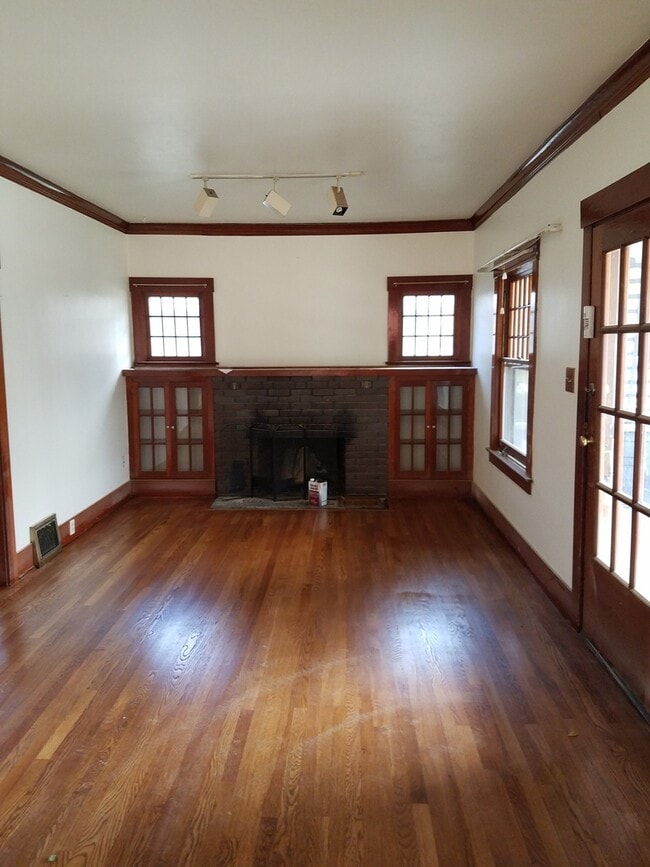 Building Photo - Craftsman Cottage