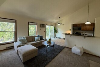 Spacious Vaulted Ceilings - High Point Commons Apartments