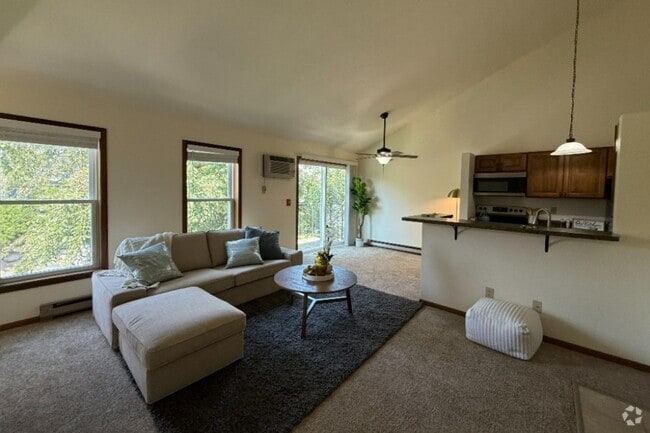 Spacious Vaulted Ceilings - High Point Commons Apartments