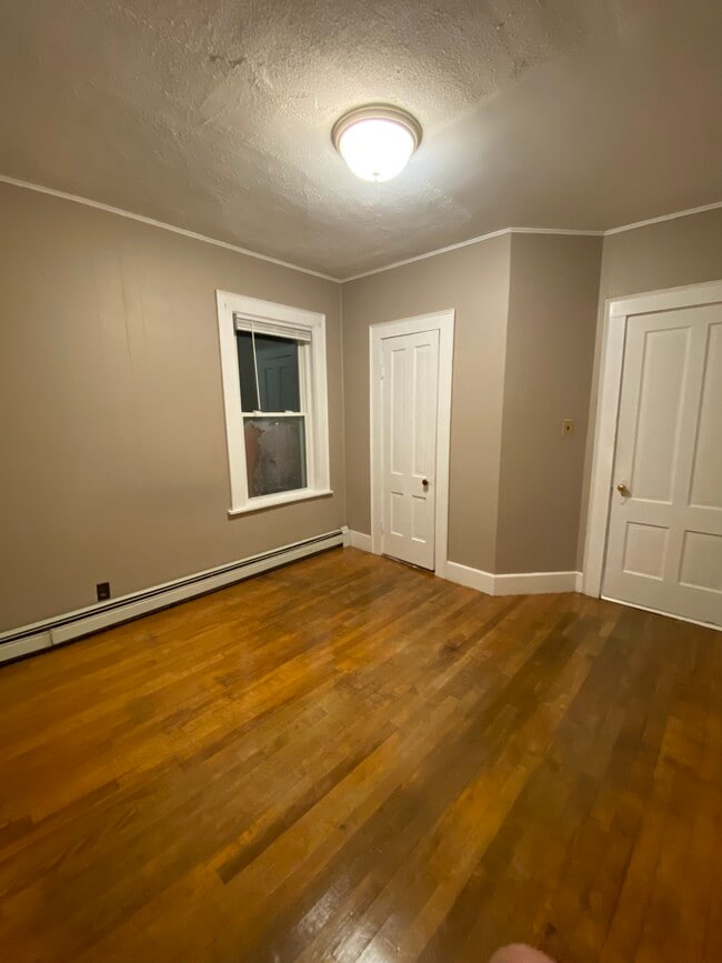 Building Photo - 527 Champlain St