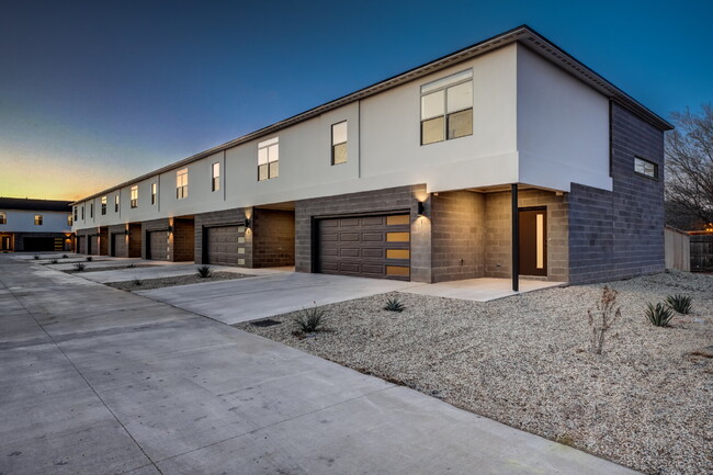 Building Photo - Luxury 3/2.5/2 New Construction Townhome!