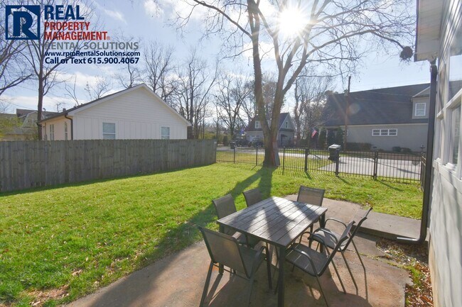 Foto del edificio - Great 4 bd house close to MTSU! Fenced in ...