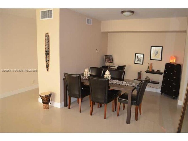 Foto del edificio - 9381 E Bay Harbor Dr