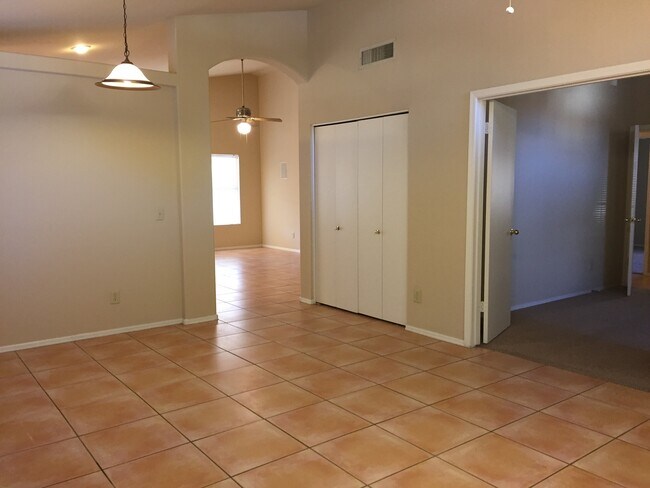 Foto del edificio - Gilbert 3Bd/2Bth + Den Single Story Home - Landscaping Included