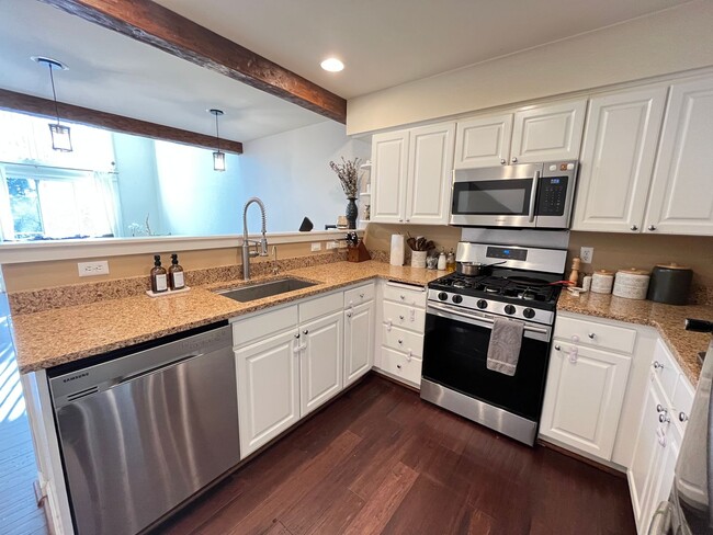 Building Photo - Incredible Forrest Park Townhome!! 2 bedro...