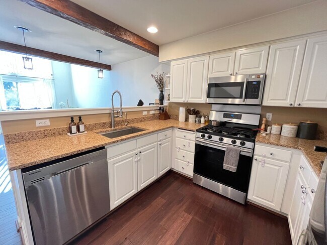 Foto del edificio - Incredible Forrest Park Townhome!! 2 bedro...