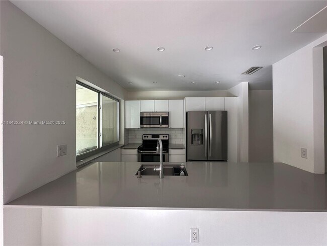 Foto del edificio - 6910 Holly Rd