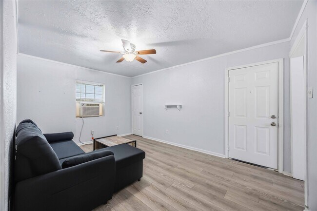 Foto del edificio - 6734 Burkett St.
