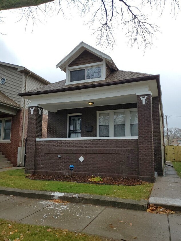 Primary Photo - 7712 S King Dr