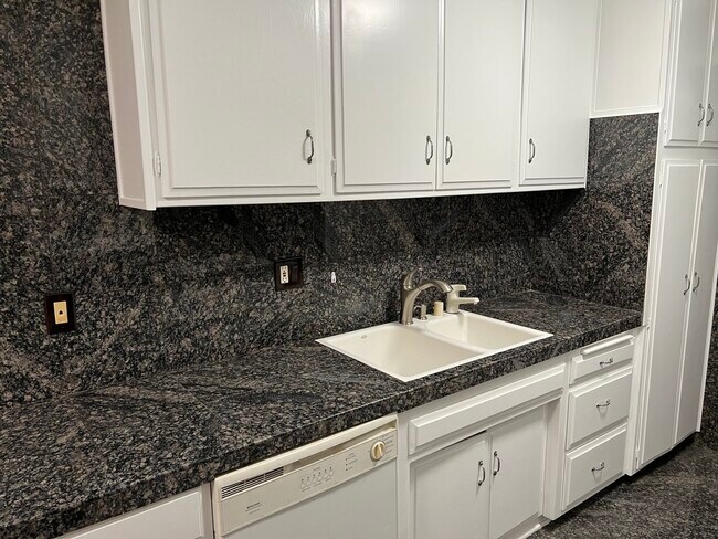 Foto del edificio - 6160 Whitsett Ave