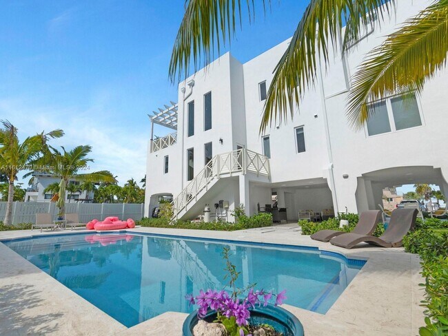 Building Photo - 317 E Seaview Cir