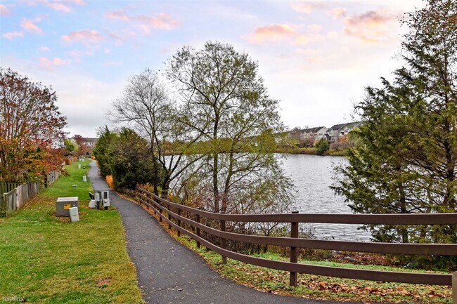 Foto del edificio - 3 br, 2.5 bath Townhome - 21066 Tioga Terrace