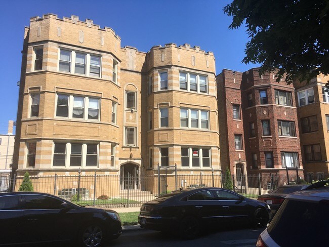 Frente de edificio de 6 pisos - 7619 S Phillips Ave