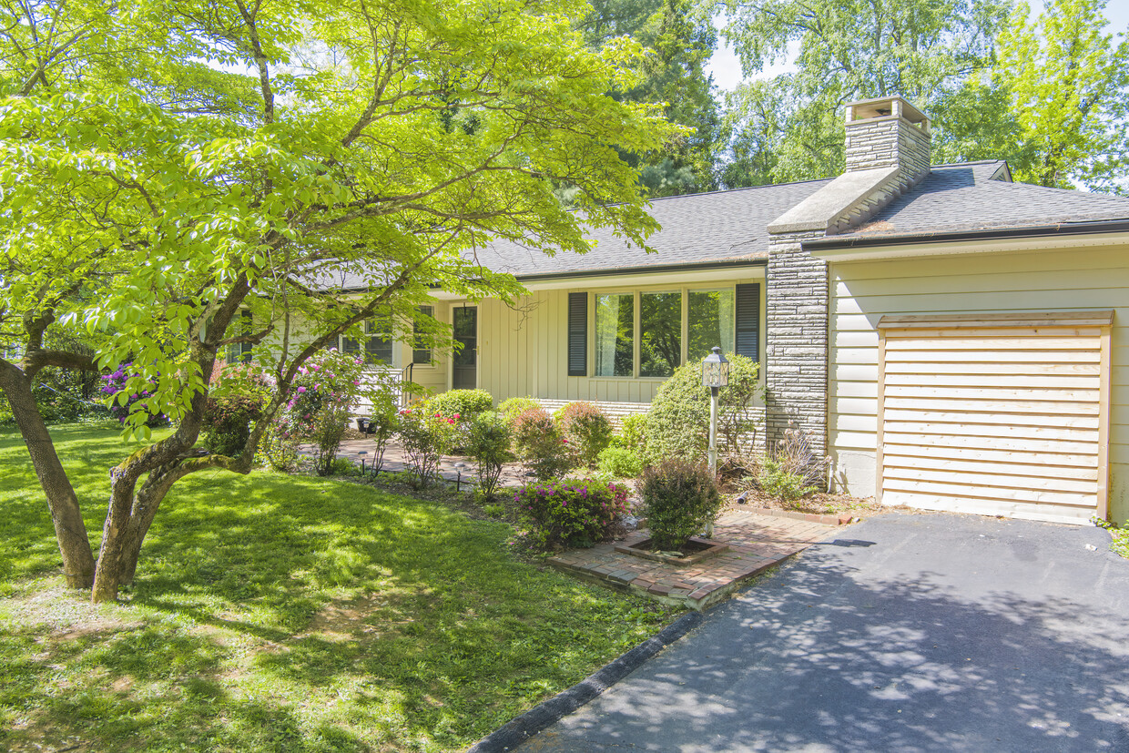 Primary Photo - 811 Cloudland Dr
