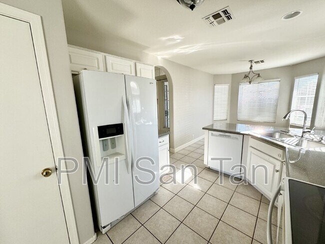 Building Photo - 2530 E Jasper Dr