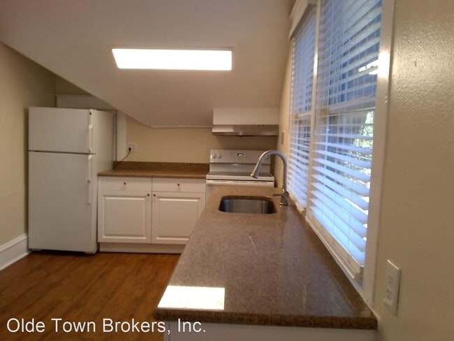 Building Photo - 2 br, 1 bath House - 402 E. Anderson Street