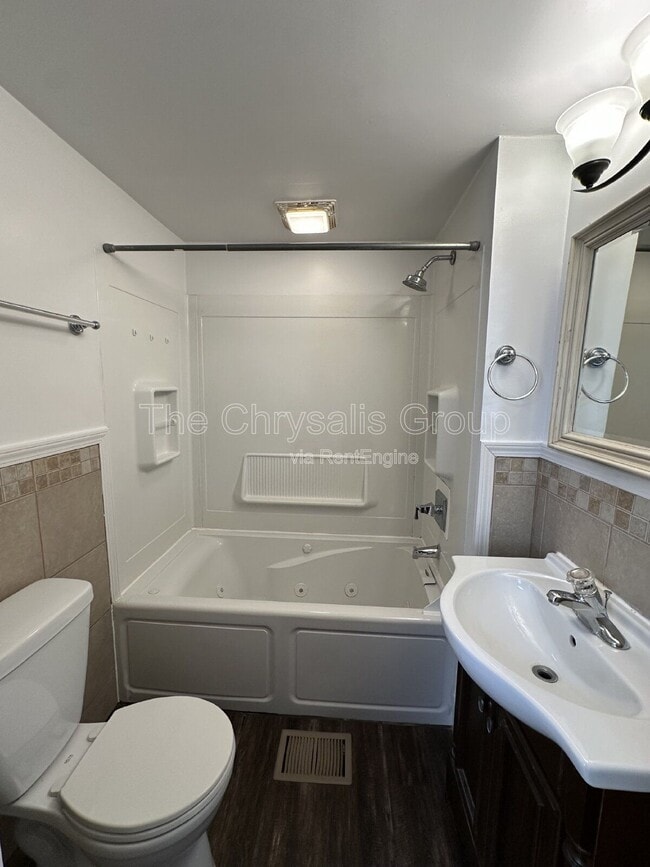 Building Photo - 537 1/2 Bucklin St