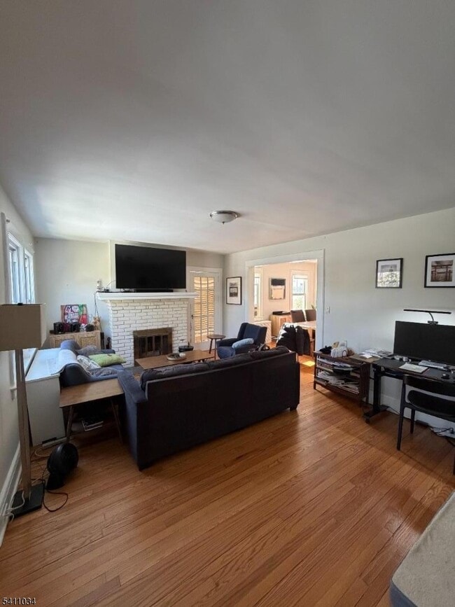 Building Photo - 664 Valley Rd