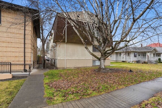 Building Photo - 411 E Sinto Ave