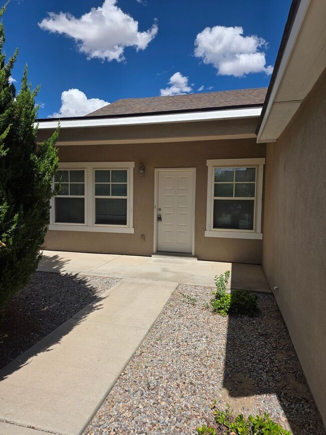 Building Photo - Beautiful 4 bedroom home in Cabezon