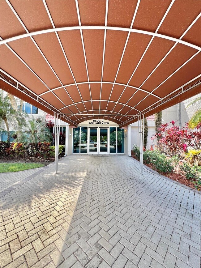 Foto del edificio - 120 Lakeview Dr