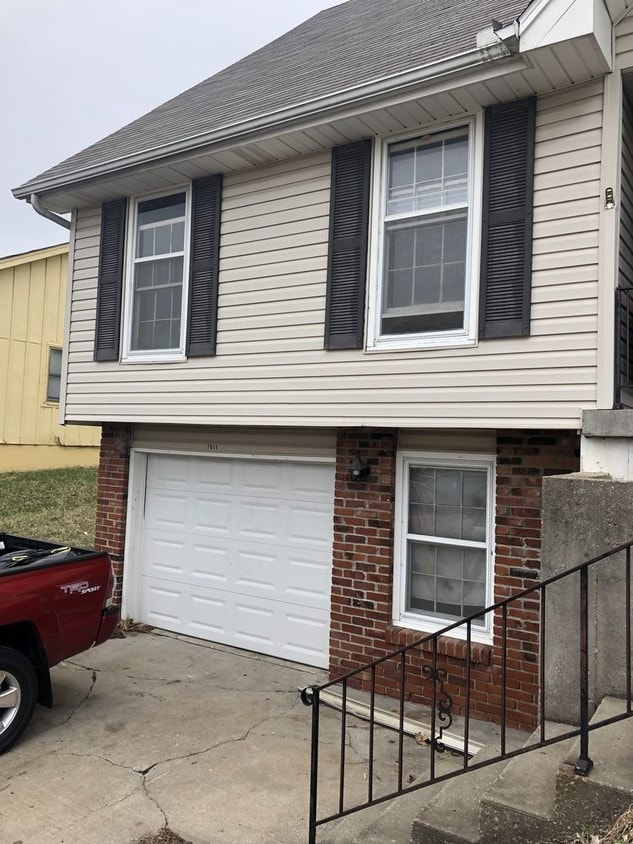 7011 Sobbie Rd, Pleasant Valley, MO 64068 Room for Rent in Pleasant