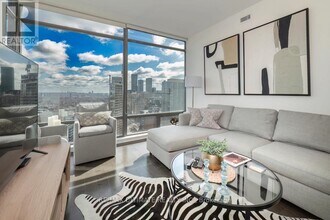 Building Photo - 18 Yorkville Ave